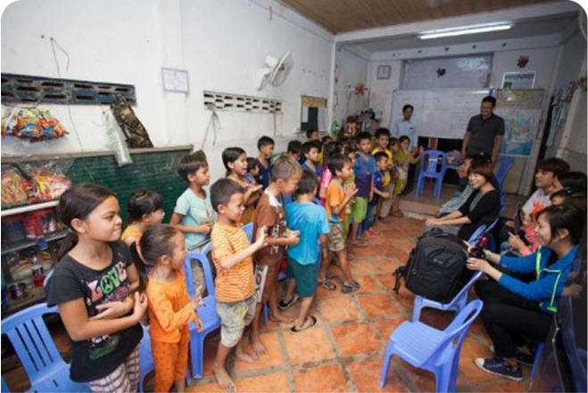 1.Giúp đỡ các em nhỏ